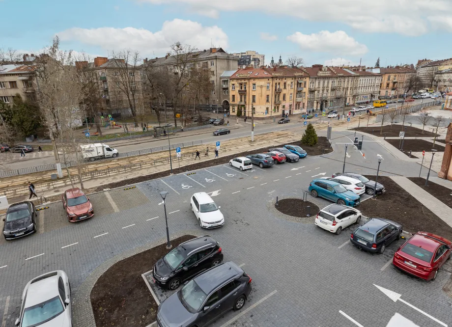 Цілодобове паркування у центрі Львова біля коворкінгу LEM Station, фото LEM Station