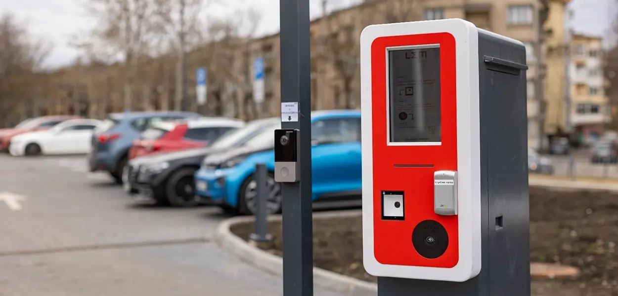 Зручна оплата парковки через паркомат на території центрального коворкінгу, фото LEM Station
